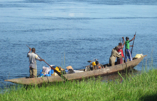 River transport is still key to community travel in DRC<br /> investments in DRC infrastructure needed<br /> Photo by John Nelson ©