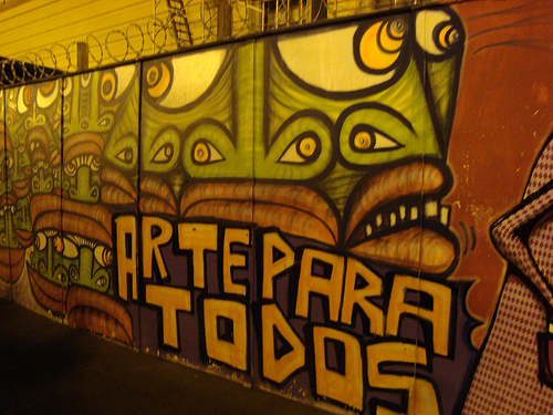 Graffiti at Teatro Municipal - photo by Marcos Paulo Dias