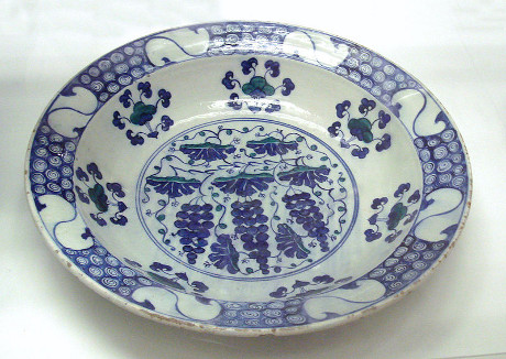 Fritware dish from Iznik, Turkey, (1550-70). Wikimedia Commons. Some rights reserved.