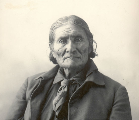 Photograph of Geronimo taken by Frank A. Rinehart in 1898. (Source: Rinehart Indian Photographs collection, Haskell Indian Nations University)