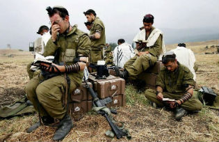 Israeli soldiers praying before battle