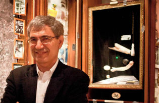 The author Orhan Pamuk in the "Museum of Innocence" - source: Museum