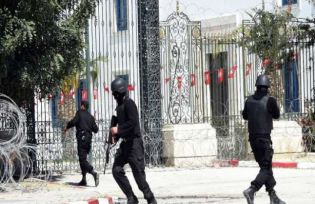 Tunisian security forces outside the Bardo Museum in Tunis