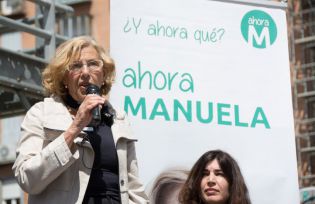 Manuela Carmena addresses a crowd in Madrid. (Source: Myriam Navas / Flickr)