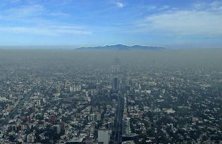 A blanket of smog covering Mexico City in 2010 (Image by Usfirstgov).