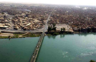 Tigris River and bridge in Mosul. US Army Photo/Michael Bracken. Public Domain.