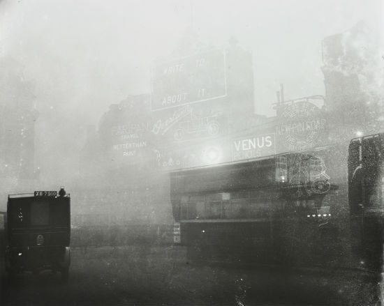 After the war, Londoners were spurred by official advertising to stock up on coal and burn it without constraint. London fog scene (1929). Credit: LCC Photograph Library, London Metropolitan Archives Collection