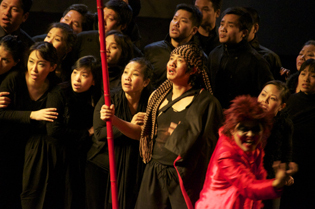 The singers with Parzifal actor Lai. Photo B.Blankenship The singers with Parzifal actor Lai. Photo B.Blankenship