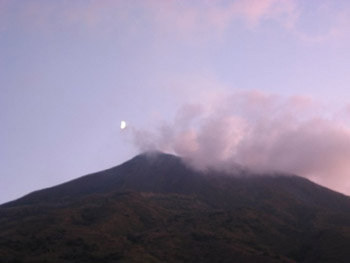 Going up to the top of the volcano at night - photo by A Quattrocchi Going up to the top of the volcano at night - photo by A Quattrocchi