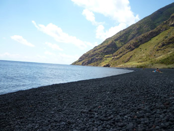 Stromboli's black pebble beach - photo by A. Quattrocchi Stromboli's black pebble beach - photo by A. Quattrocchi
