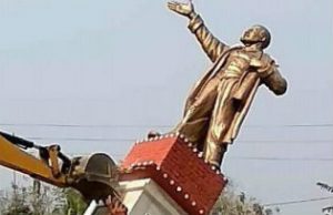 A statue of Lenin being brought down using a JCB in Tripura's Belonia town. Photo: Screengrab from video